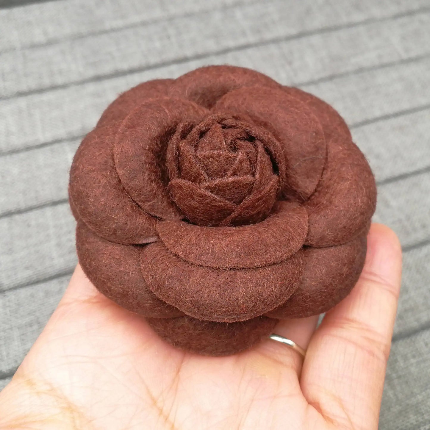 Big Fabric Camellia Brooch Luxury Imitation Wool Pin Brooches for Women Fashion Clothes Corsage Jewelry Accessories Wholesale