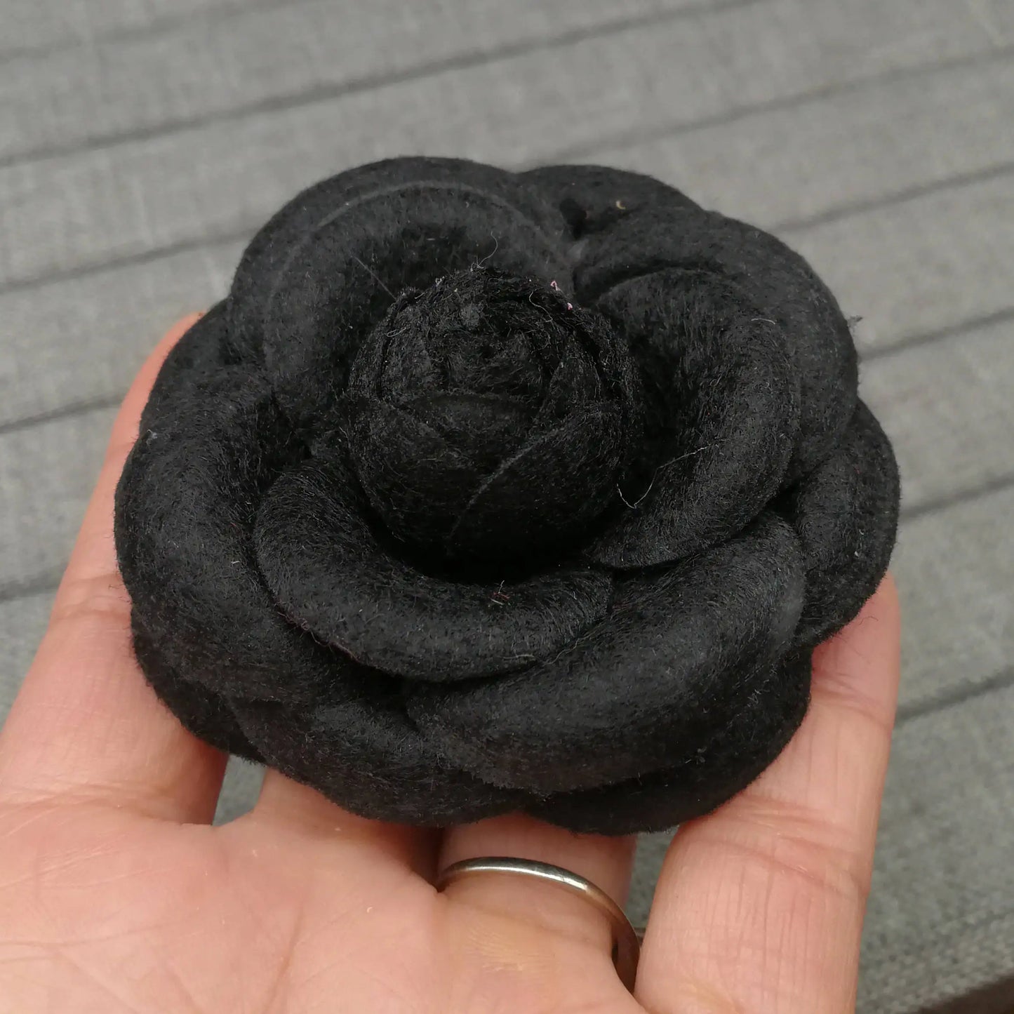 Big Fabric Camellia Brooch Luxury Imitation Wool Pin Brooches for Women Fashion Clothes Corsage Jewelry Accessories Wholesale