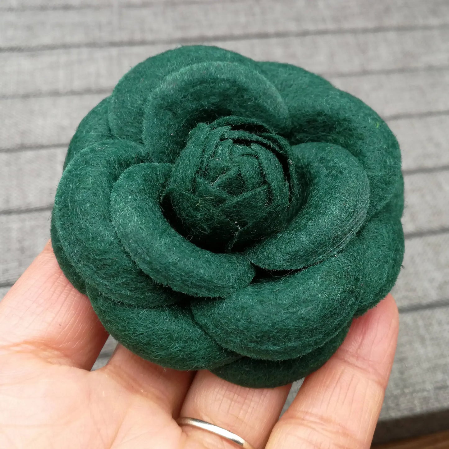 Big Fabric Camellia Brooch Luxury Imitation Wool Pin Brooches for Women Fashion Clothes Corsage Jewelry Accessories Wholesale