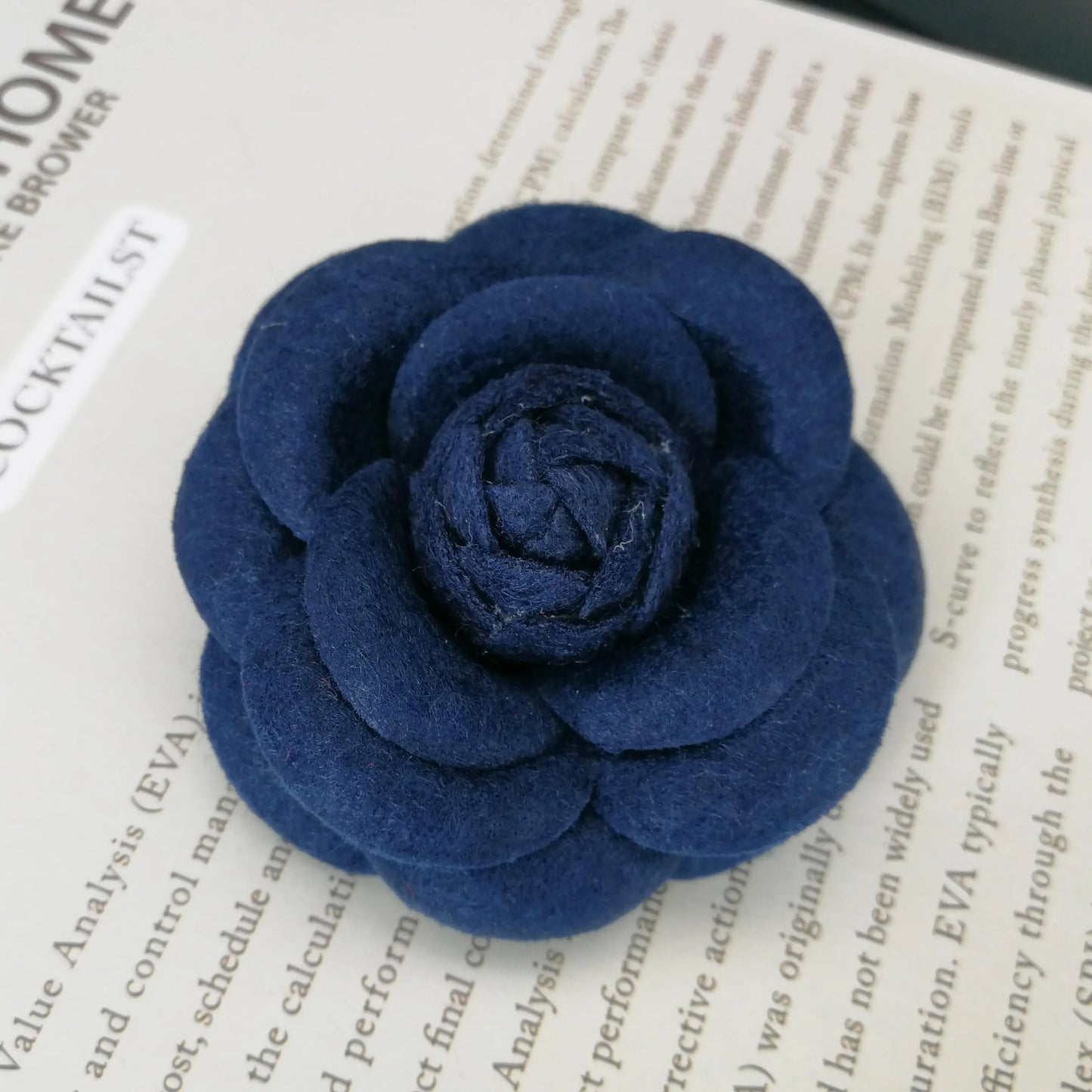 Big Fabric Camellia Brooch Luxury Imitation Wool Pin Brooches for Women Fashion Clothes Corsage Jewelry Accessories Wholesale
