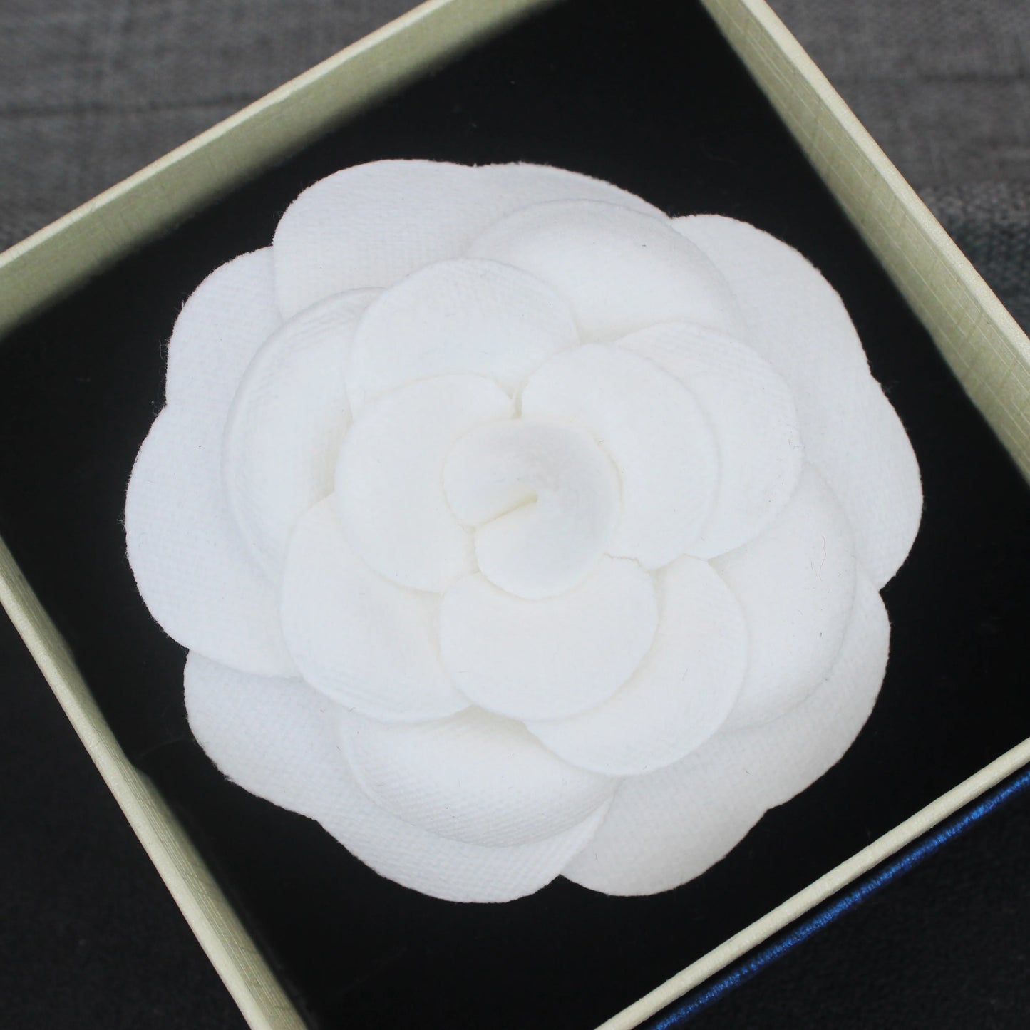 Big Fabric Camellia Brooch Luxury Imitation Wool Pin Brooches for Women Fashion Clothes Corsage Jewelry Accessories Wholesale