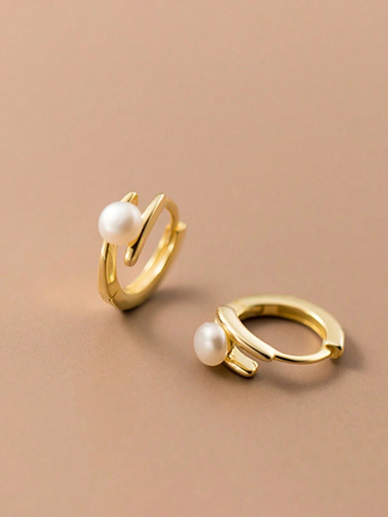 A pair of French gold double-layer pearl curved pearl double-strand earrings
