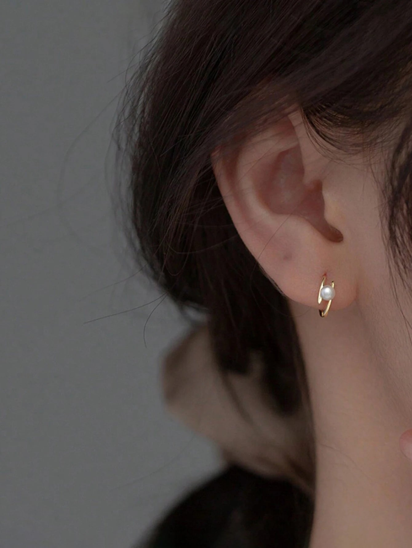 A pair of French gold double-layer pearl curved pearl double-strand earrings
