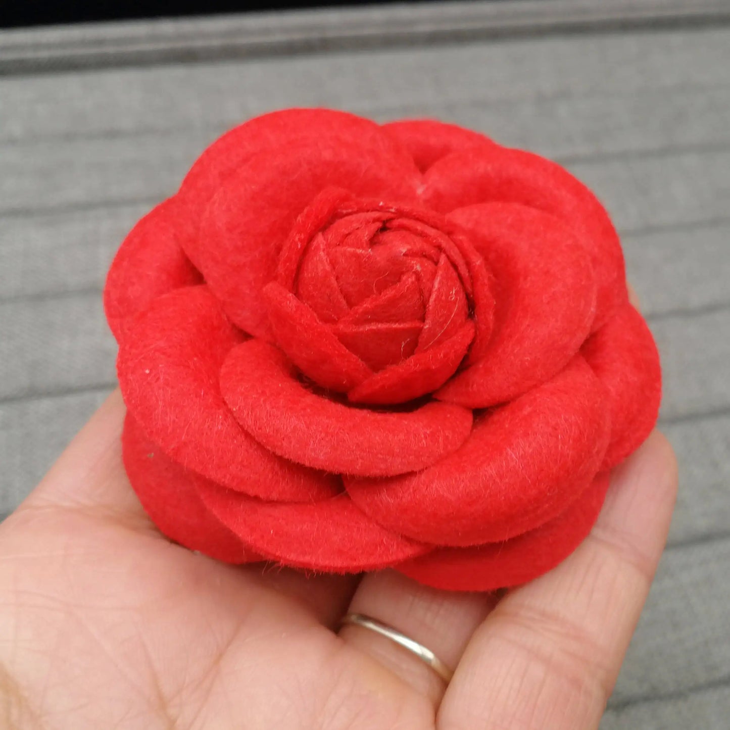 Big Fabric Camellia Brooch Luxury Imitation Wool Pin Brooches for Women Fashion Clothes Corsage Jewelry Accessories Wholesale