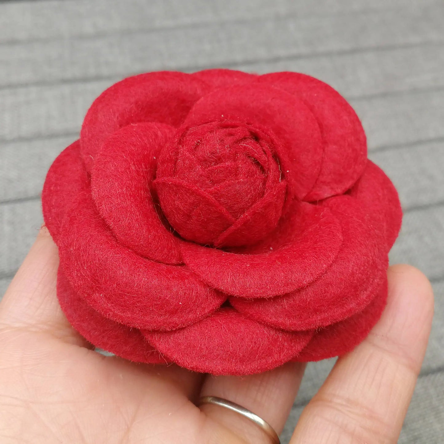 Big Fabric Camellia Brooch Luxury Imitation Wool Pin Brooches for Women Fashion Clothes Corsage Jewelry Accessories Wholesale
