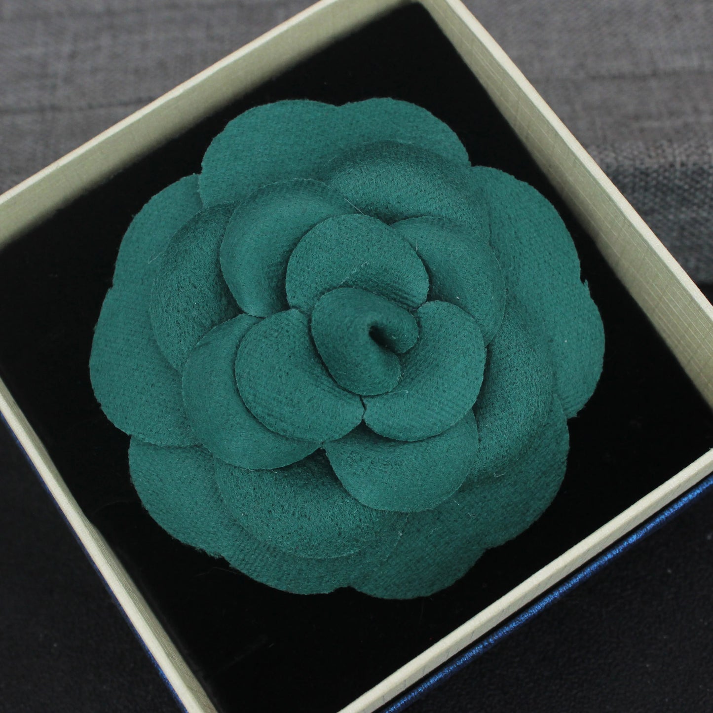 Big Fabric Camellia Brooch Luxury Imitation Wool Pin Brooches for Women Fashion Clothes Corsage Jewelry Accessories Wholesale