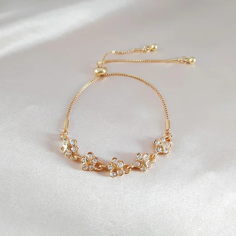 2025 New Korean Petal High-End Sensation Bracelet for Women Popular Student BFF Simple Ins Unique Design Personality Jewelry
